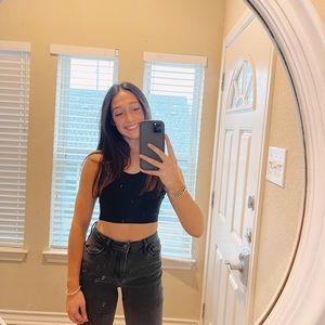 Solid black cropped tank!